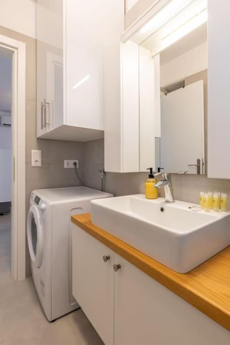 Mykonos Luxury With Jacuzzi Apartment
